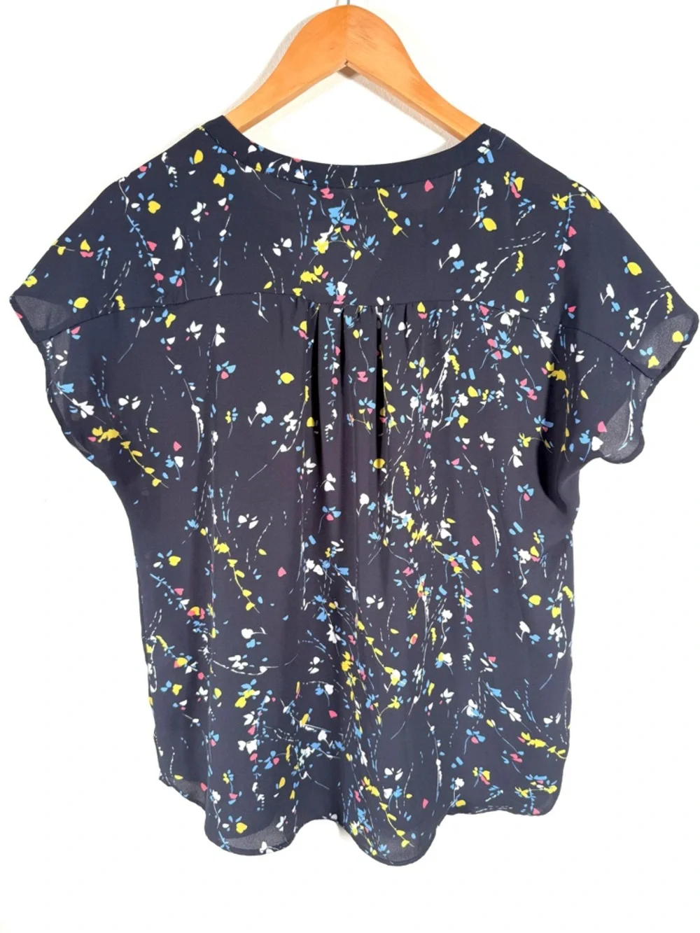 Banana Republic Navy Blue Wildflower Floral Flutter Sleeve V-Neck Blouse Sz M - Picture 2 of 11